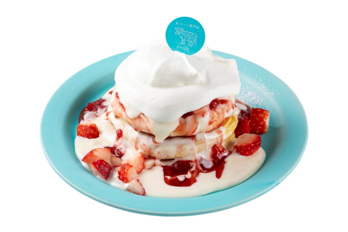 究極の生クリームのミルクいちごパンケーキ 990円/画像提供:オペレーションファクトリー