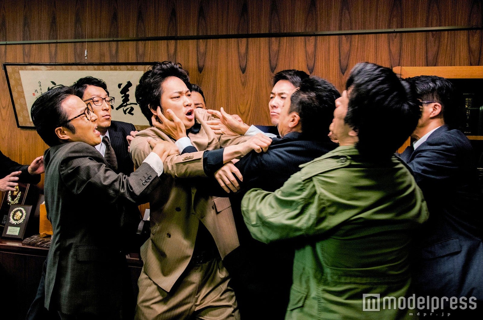 取っ組み合いするシーン（C）2016「日本で一番悪い奴ら」製作委員会