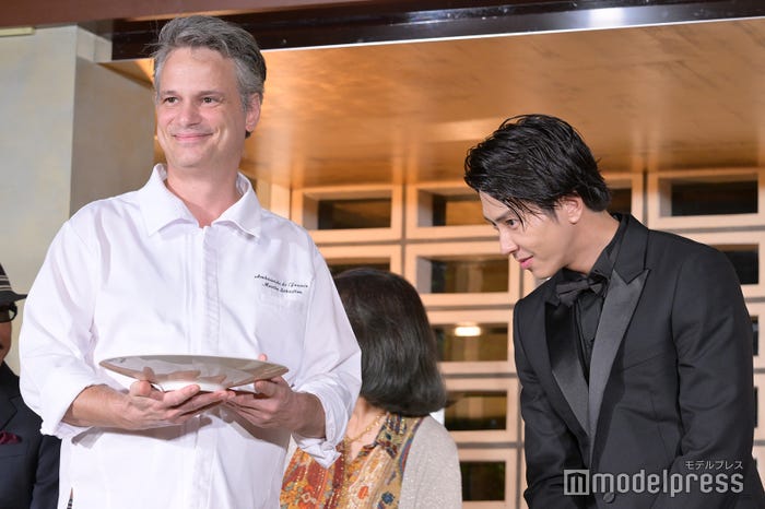 コラボメニューをじっくりと見つめる山下智久(C)モデルプレス