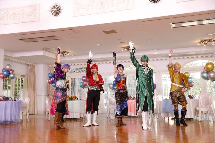 舞台『おそ松さんon STAGE~SIX MEN’S SHOW TIME~』F6の『Fo6ow Your Dreams!!!!!!』MV撮影より(C)赤塚不二夫/「おそ松さん」on STAGE製作委員会2020