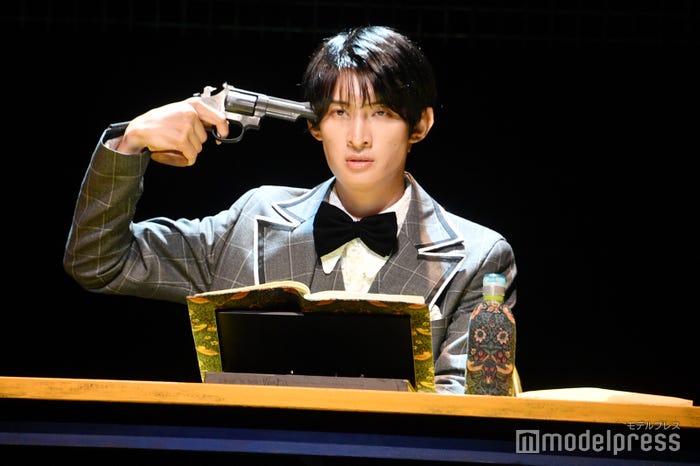 銃を自分に向け迫真演技を披露した向井康二/「ハロルドとモード」ゲネプロより(C)モデルプレス