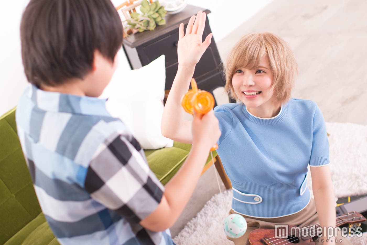 りおんくんがけん玉に成功し、ハイタッチ(左から)りおんくん、益若つばさ(C)モデルプレス