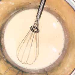 手順1：ボウルに砂糖を入れよく混ぜ、牛乳を少しづつ加える／画像提供：柏原歩