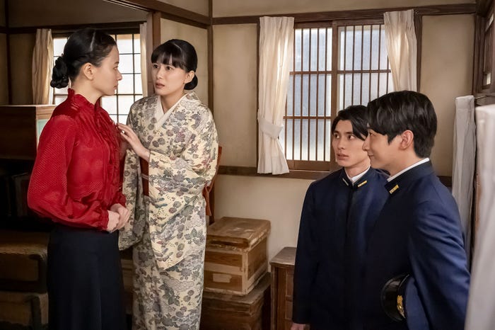 山本舞香、芳根京子、本田響矢、小関裕太「波うららかに、めおと日和」第5話(C)フジテレビ
