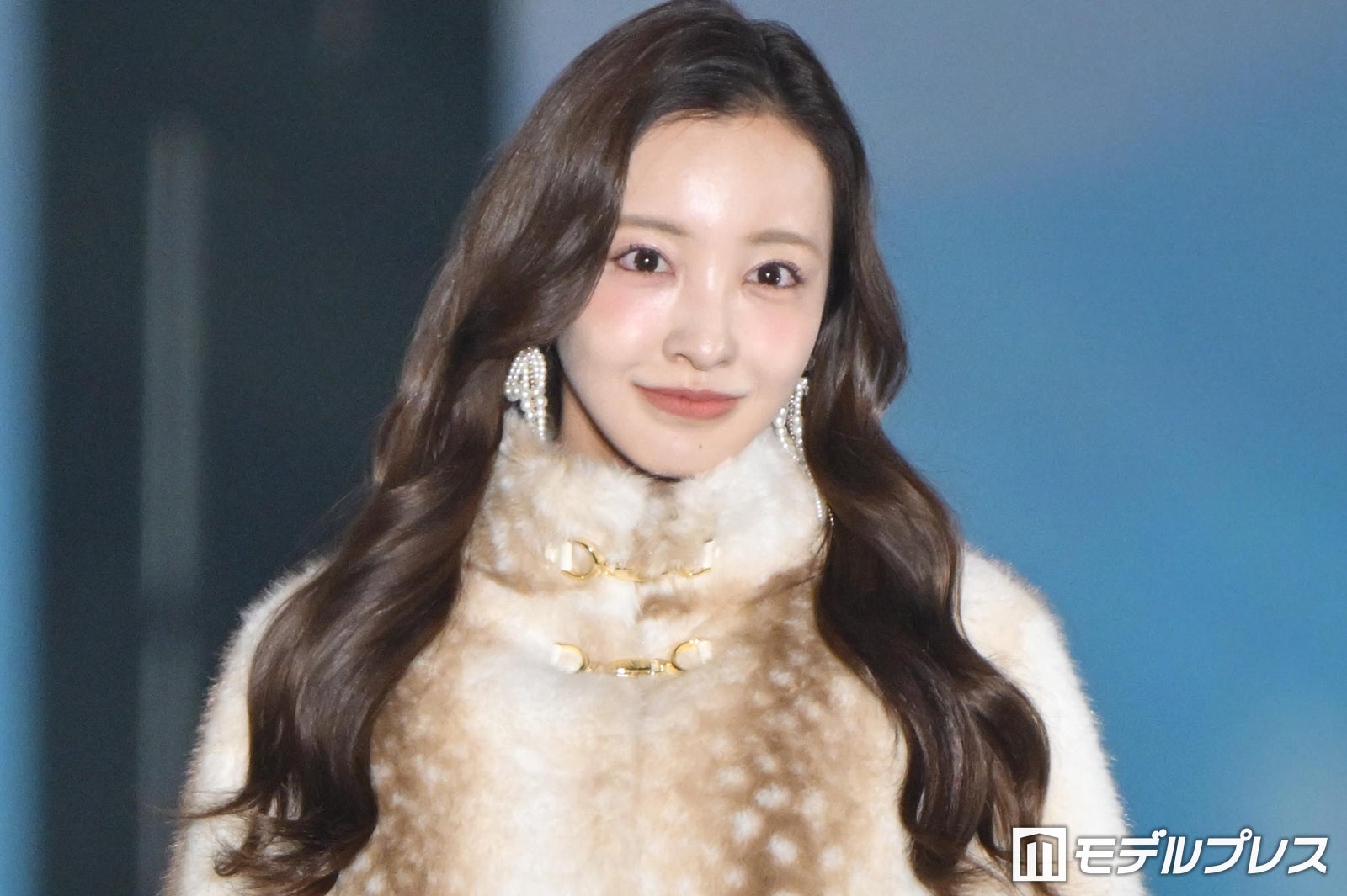 板野友美、ファーアウター×フレアミニスカで美脚際立つ「神スタイル」「ずっと可愛い」と反響