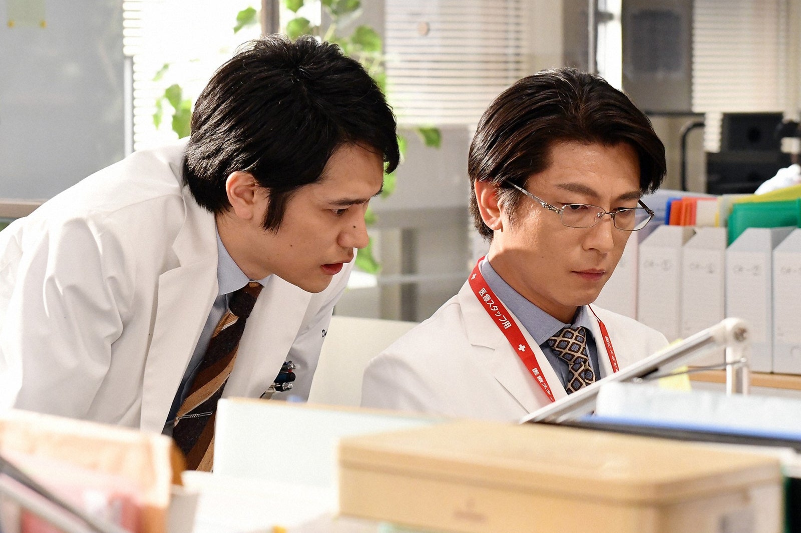 左から：松山ケンイチ、及川光博「A LIFE～愛しき人～」第3話より（C）TBS