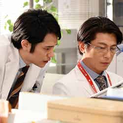 左から：松山ケンイチ、及川光博「A LIFE～愛しき人～」第3話より（C）TBS