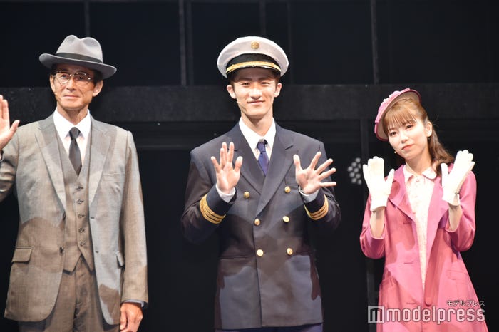 「キャッチ・ミー・イフ・ユー・キャン」囲み取材会に登壇した吉田栄作、岩本照、横山由依(C)モデルプレス