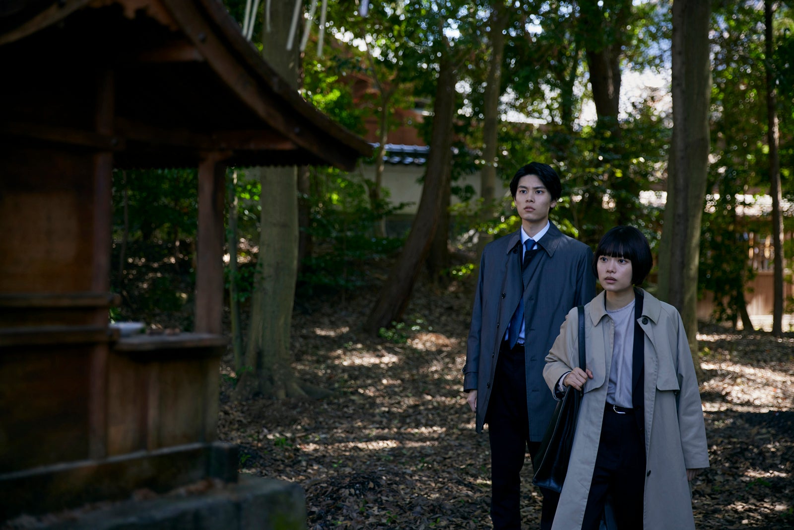 萩原利久、杉咲花（C）2024 映画「朽ちないサクラ」製作委員会