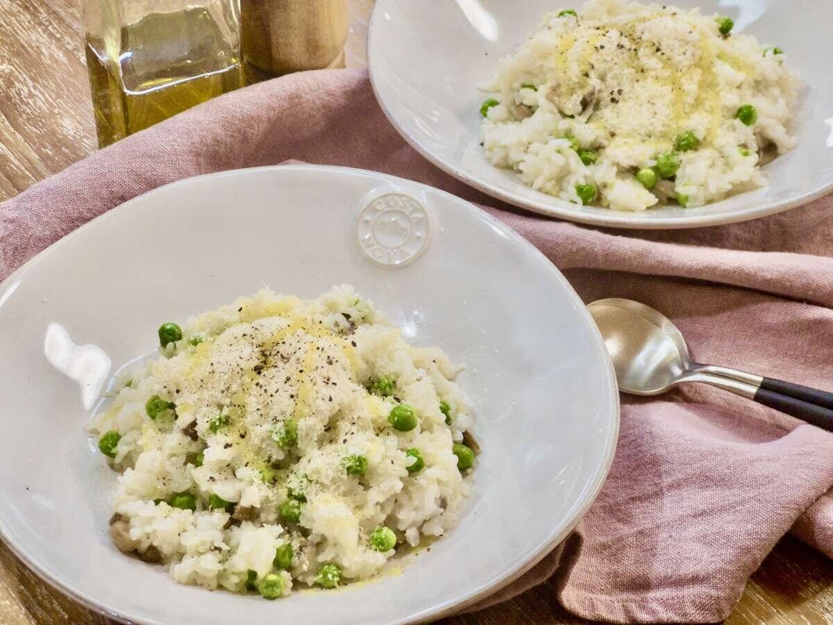 粉チーズと黒胡椒・オリーブオイルをかけたグリーンピースリゾットの完成皿