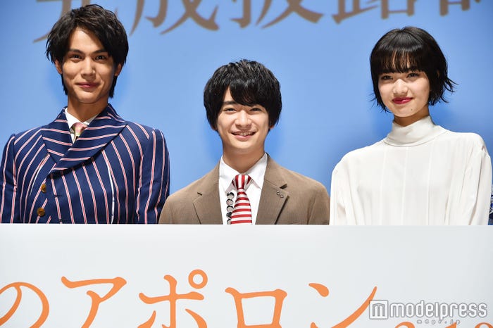 (左から)中川大志、知念侑李、小松菜奈(C)モデルプレス