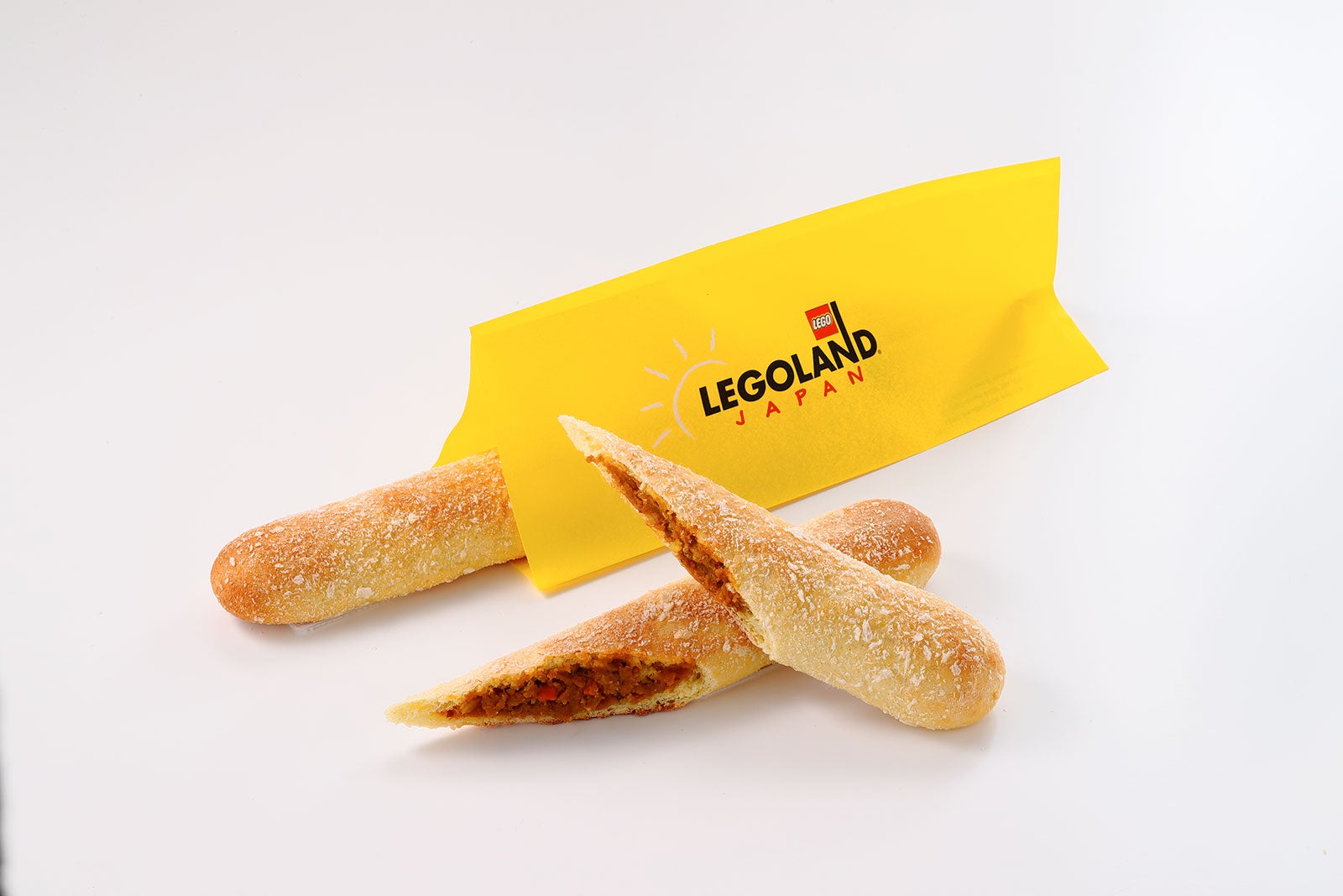 ロングカレーパン300円（1本）／画像提供：LEGOLAND JAPAN