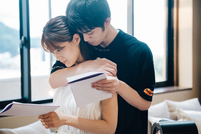 織田奈那、大地伸永「恋愛ドラマな恋がしたい~Kissing the tears away~」第1話(C)AbemaTV, Inc.