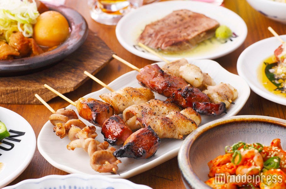 もつ焼きや岩中豚の豚丼（やきとん チャールズ）／画像提供：クオル