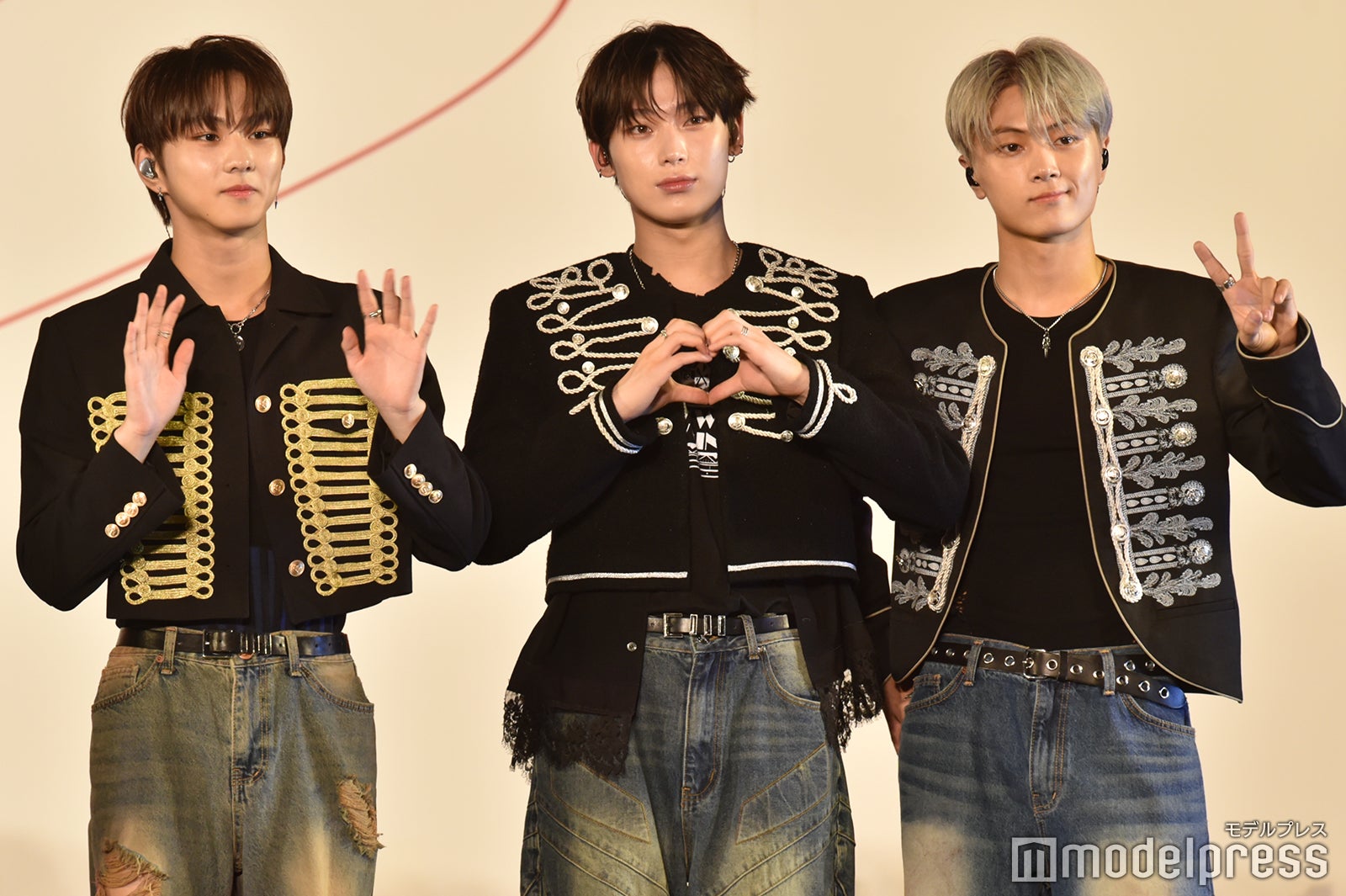 全員バラバラなポーズを見せるJUNGWON、SUNOO、JAY（C）モデルプレス