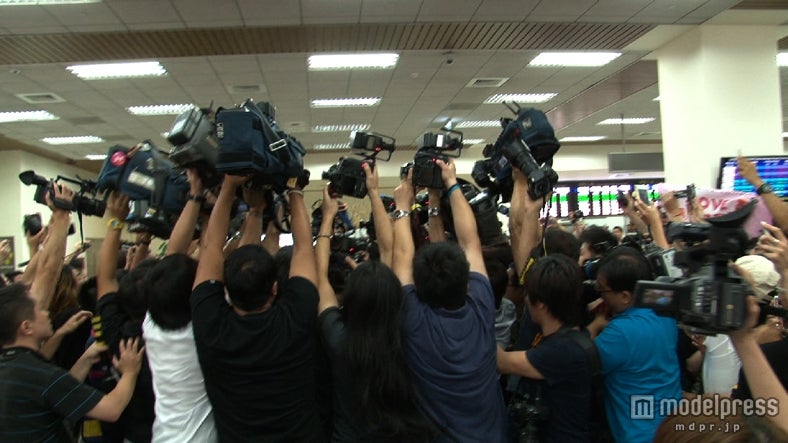 台湾・松山空港にマスコミが殺到