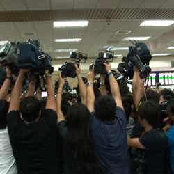 台湾・松山空港にマスコミが殺到
