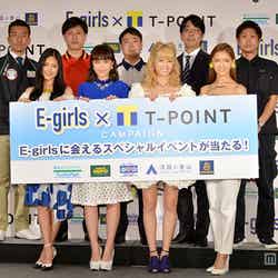 E-girls（前列左より：藤井夏恋、鷲尾伶菜、Ami、藤井萩花）