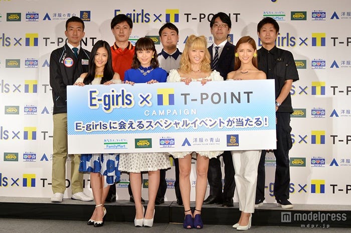 E-girls(前列左より:藤井夏恋、鷲尾伶菜、Ami、藤井萩花)