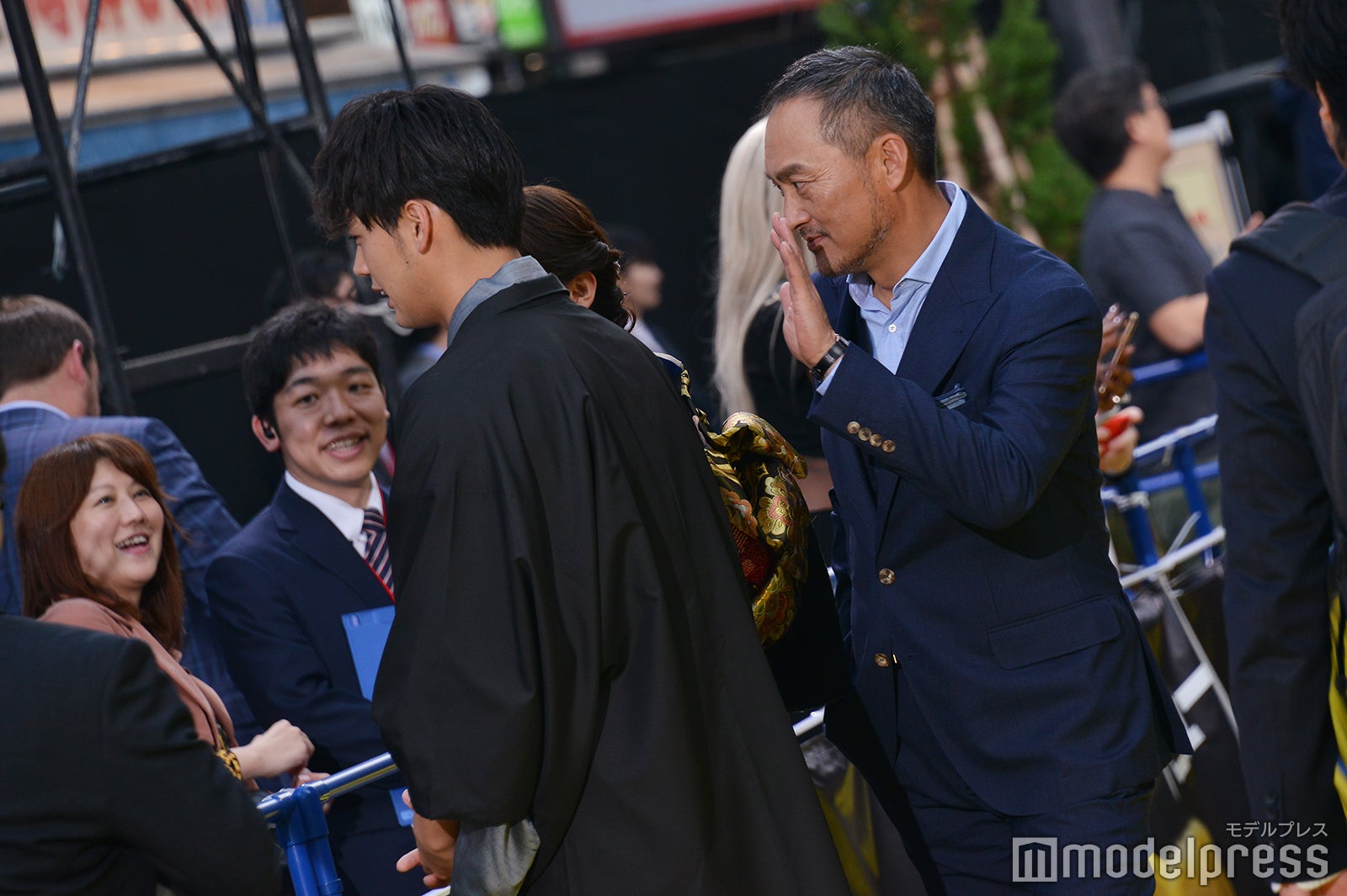 インタビューに応える竹内涼真＆飯豊まりえの後ろでお茶目にポーズをする渡辺謙（C）モデルプレス