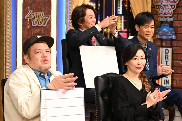 (後列)堀内健、名倉潤(前列)くっきー!、中山美穂 (C)日本テレビ