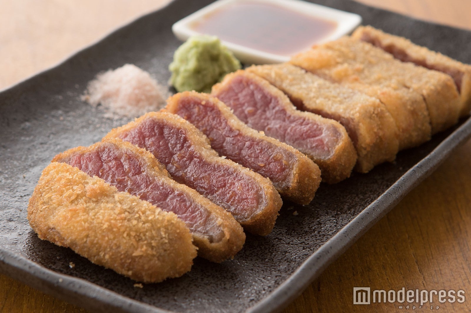 「牛かつ 勝昌。」の近江牛かつ（魔法の肉横丁エリア）／画像提供：「まんパクin万博2016」PR事務局