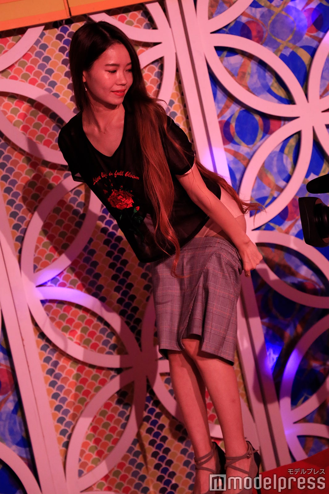 生脱ぎを披露した長谷川佳奈（C）モデルプレス