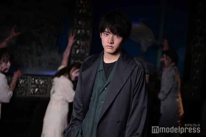 ゾンビの皆さんと一緒に撮影/赤楚衛二(C)モデルプレス