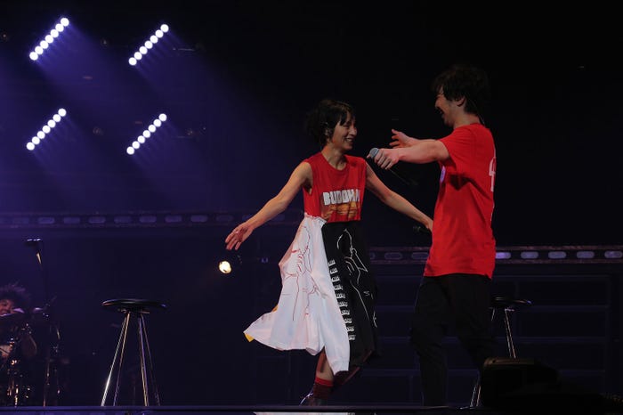 三浦大知(右)に駆け寄る満島ひかり(左)/(提供写真)