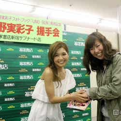 ファンとの握手会を実施した宇野実彩子(左)