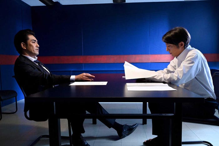 北村一輝、高橋一生「天国と地獄 ~サイコな2人~」最終話より(C)TBS