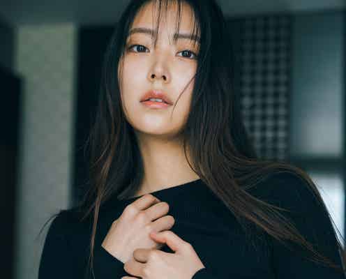 白間美瑠、美バストチラリ 大人の表情で「週プレ」表紙登場