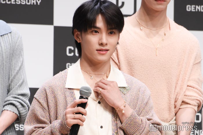 アクセサリーを見せる川西拓実(C)モデルプレス