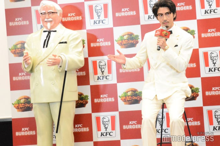 カーネル・サンダースと賀来賢人 (C)モデルプレス