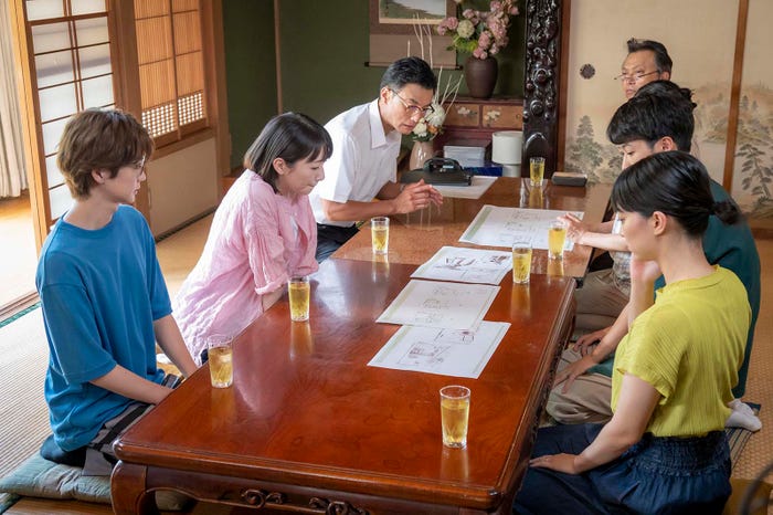 (左下から時計回りに)吉野北人、波瑠、徳重聡、相島一之、葉山奨之、田中真琴/「魔法のリノベ」第7話より(C)カンテレ