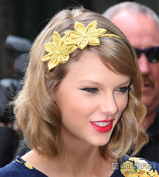 真っ赤なリップとカチューシャがかわいい 写真提供:Getty Images