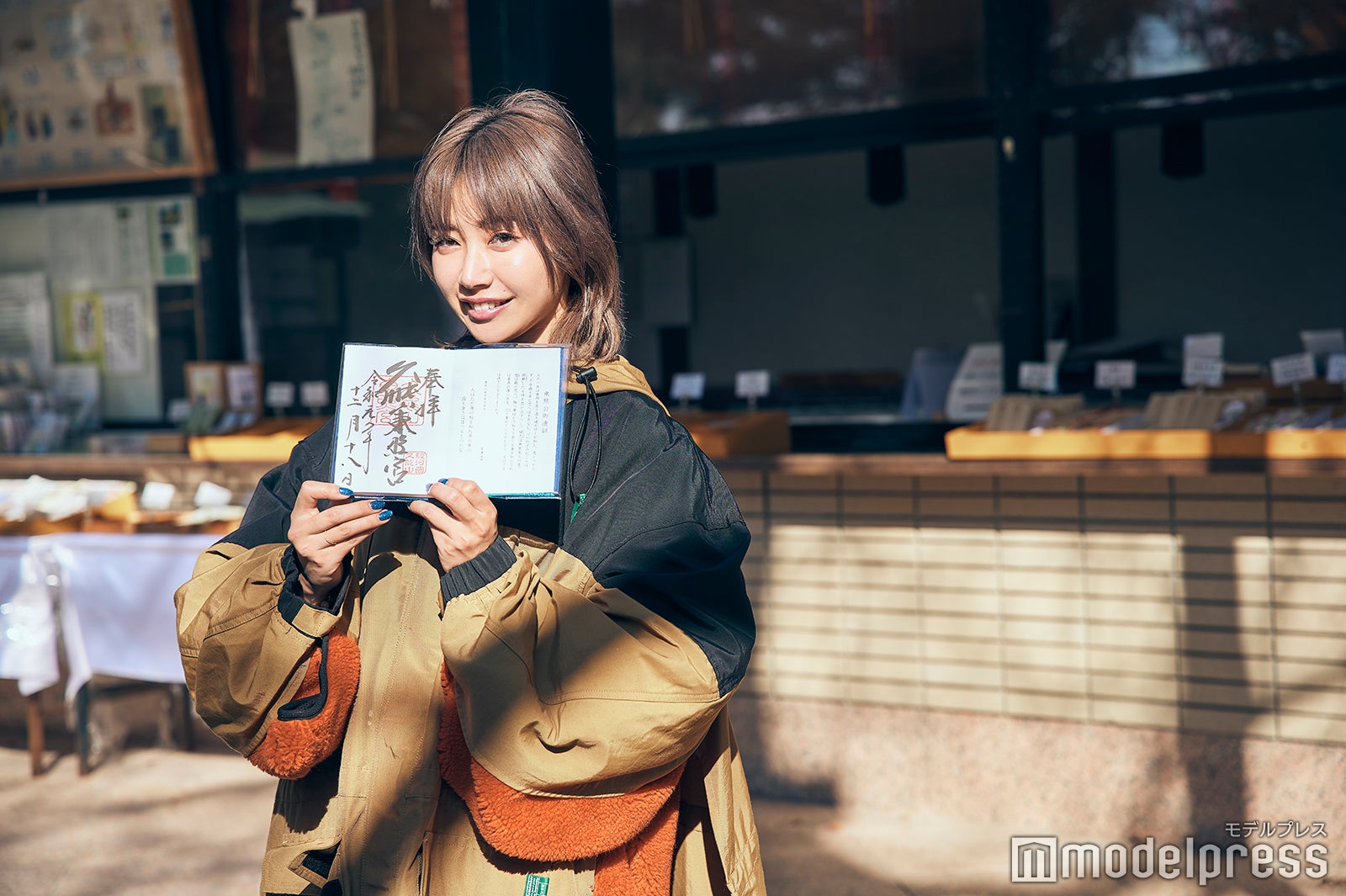 御朱印をゲットしてご満悦（C）モデルプレス