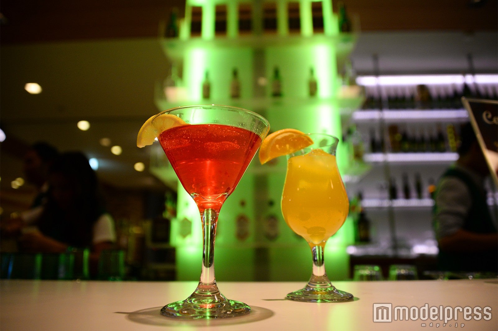 （左から）シンガポールスリング、今日のカクテル・Shintoku Surprise（C）モデルプレス
