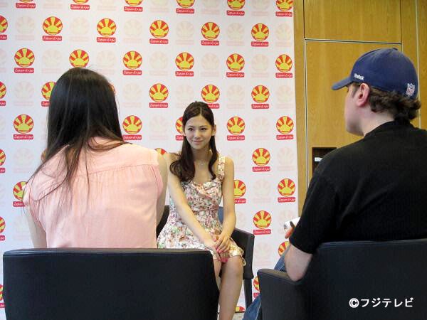 西内まりや（中央）