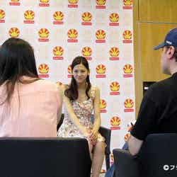 西内まりや(中央)