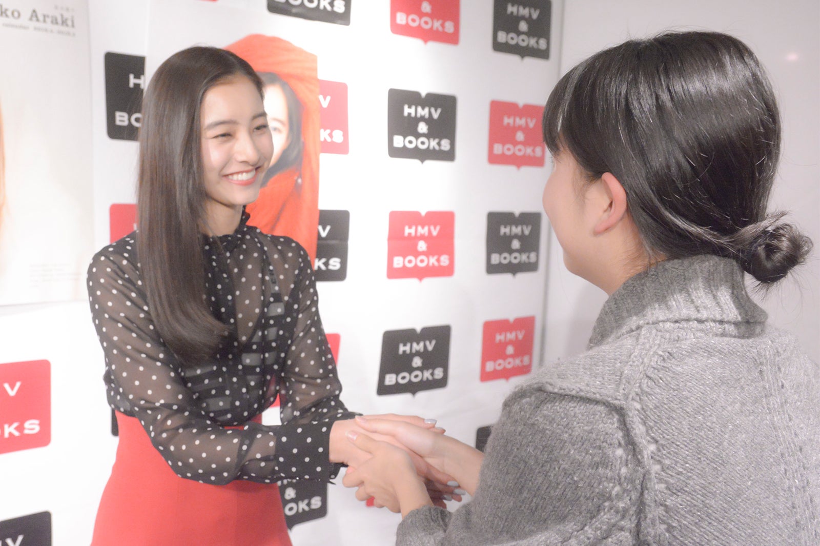 ファンと握手をする新木優子（C）SDP／衣装：Dior
