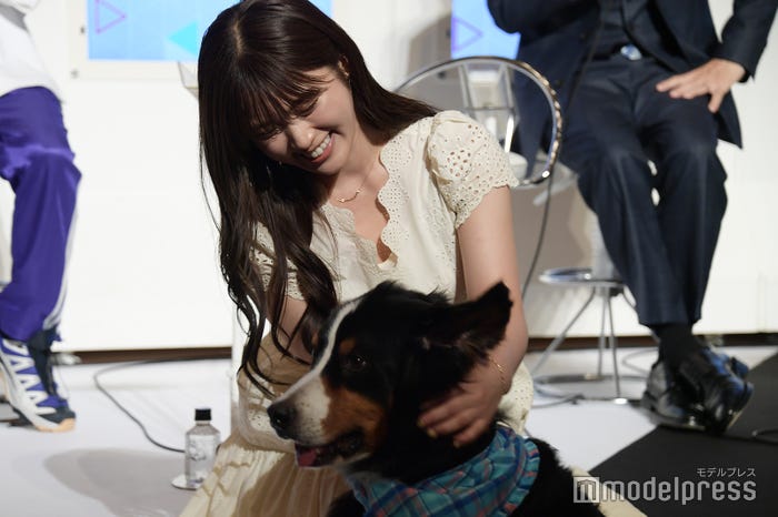 ジャック(ボナ)を愛でる渋谷凪咲(C)モデルプレス