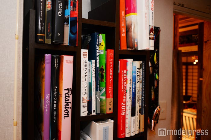 本棚には洋書もいっぱい。(C)モデルプレス