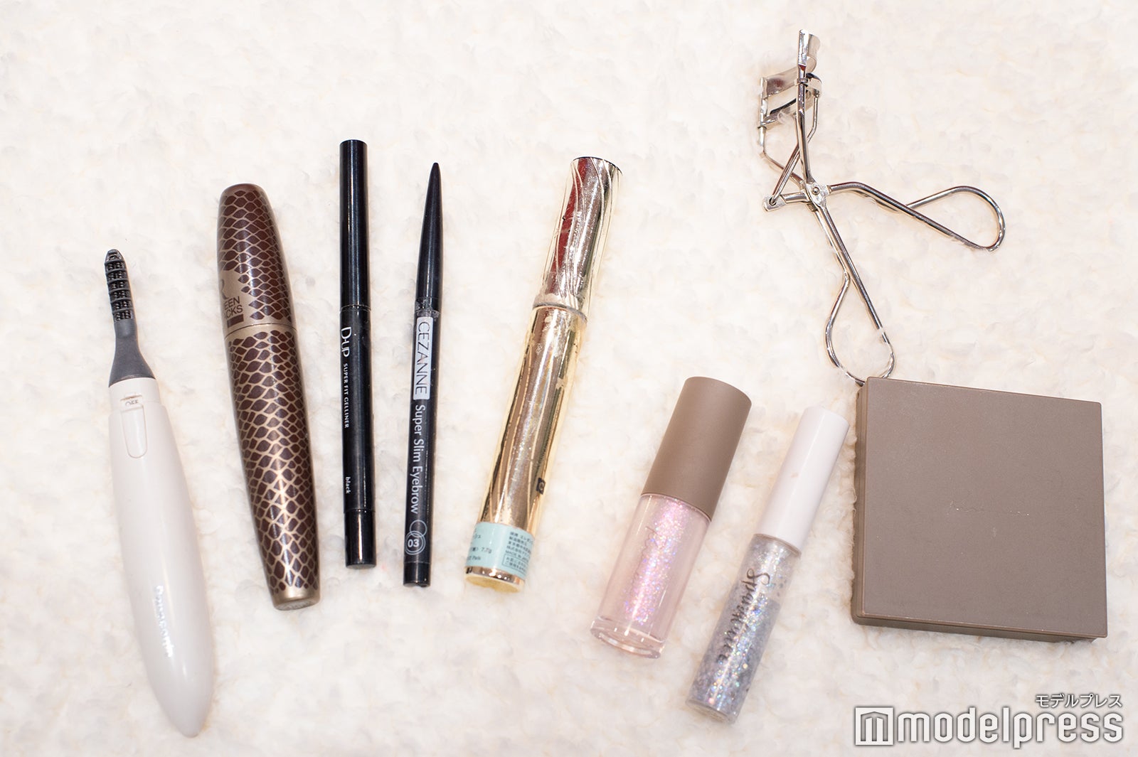 アイメイク／（左から）ホットビューラー、ヘレナマスカラ、D-UPアイライナー、セザンヌアイブロウ、エレガンス下地、リリミュウグリッター、ホリカホリカグリッタ、リリミュウパレット （C）モデルプレス