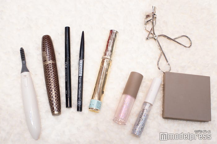 アイメイク/(左から)ホットビューラー、ヘレナマスカラ、D-UPアイライナー、セザンヌアイブロウ、エレガンス下地、リリミュウグリッター、ホリカホリカグリッタ、リリミュウパレット (C)モデルプレス