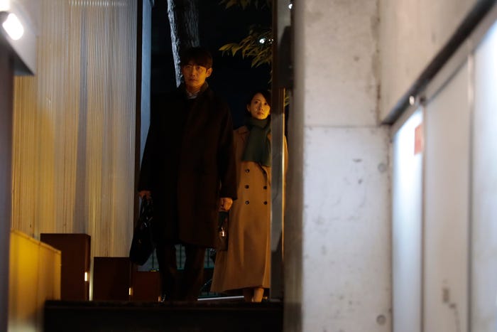 反町隆史、波瑠「グレイトギフト」第6話より(C)テレビ朝日