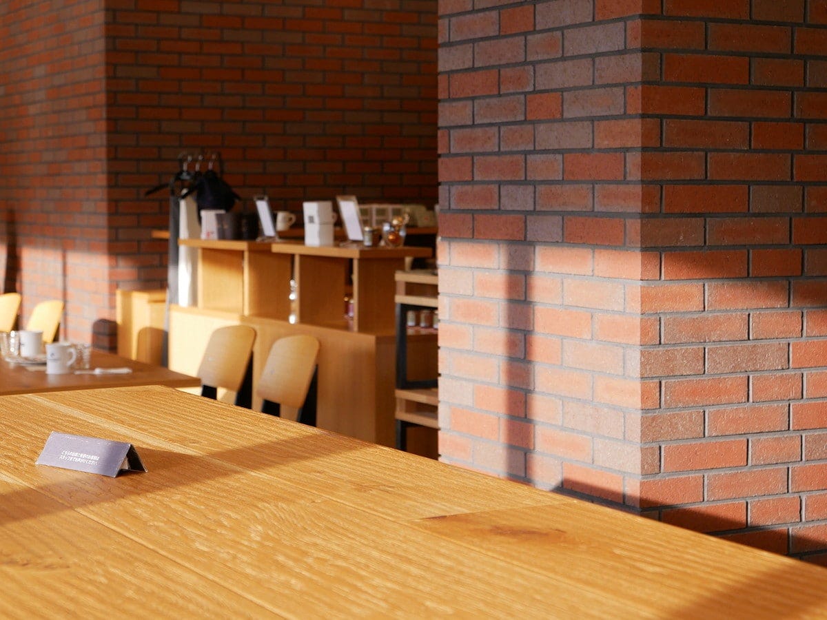 VANILLABEANS THE ROASTERYで青木と井田が座ったのは店内のカウンター席