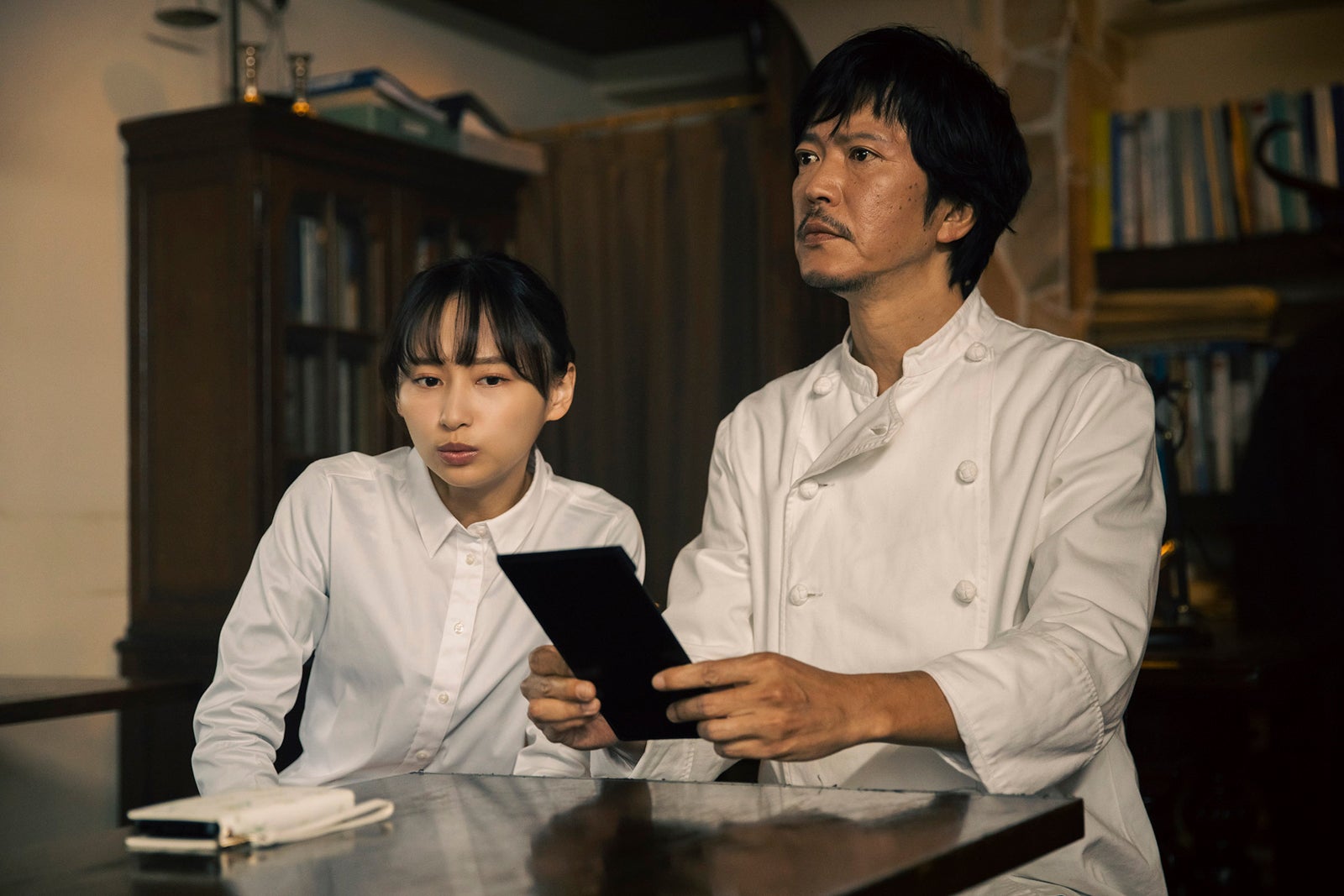 影山優佳、田辺誠一「ハコビヤ」第2話より（C）「ハコビヤ」製作委員会