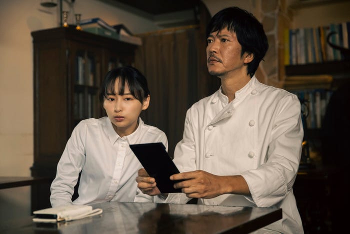 影山優佳、田辺誠一「ハコビヤ」第2話より(C)「ハコビヤ」製作委員会