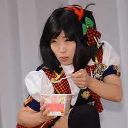 壇蜜のモノマネをしながら、商品の試食をするキンタロー。